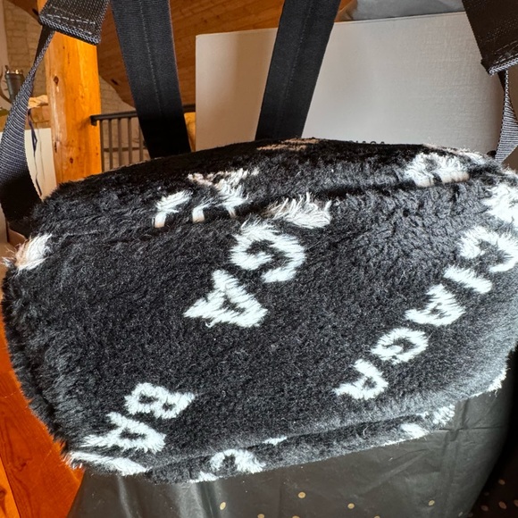 Balenciaga, backback, medium/lg, fluffy, like New - Picture 6 of 10